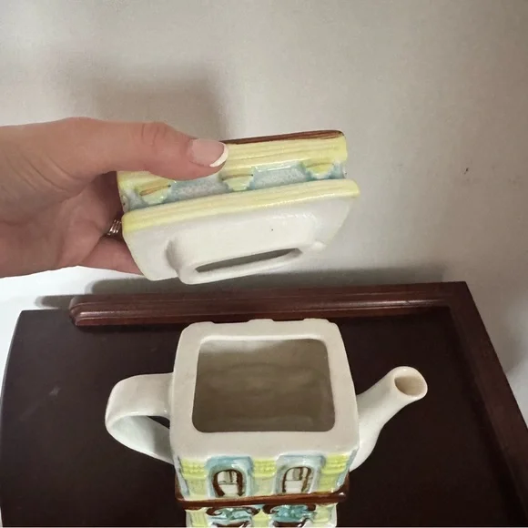 "THE GRANDHOTEL CERAMIC LIDDED TEAPOT", Collectable and Hand Painted - Picture 5 of 6